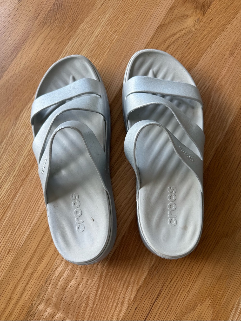 CROCS Getaway Women’s Metallic Silver Crossover Slide Sandals